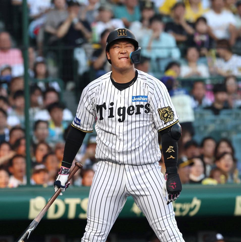 　１回、チャンスで見逃し三振に倒れ悔しがる大山（撮影・北村雅宏）