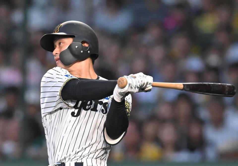 　４回、中前打を放つ坂本（撮影・飯室逸平）