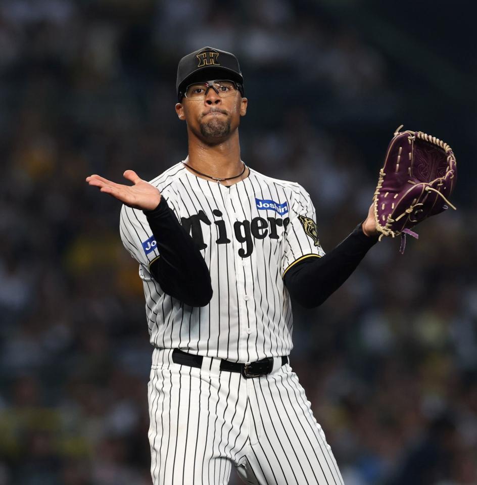 　５回、ロッテ打線を三者凡退に抑え、グラブをたたくデュプランティエ（撮影・北村雅宏）