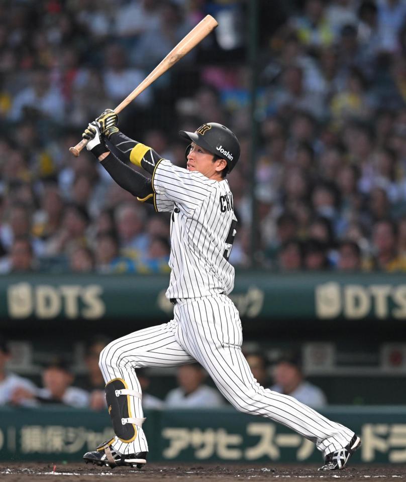 　４回、先制犠飛を放つ近本（撮影・飯室逸平）