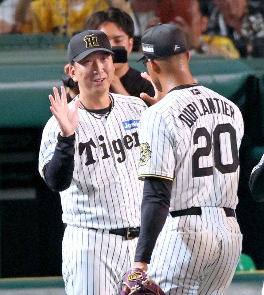　完封勝利を挙げたデュプランティエ（右）とタッチを交わす藤川監督（撮影・立川洋一郎）