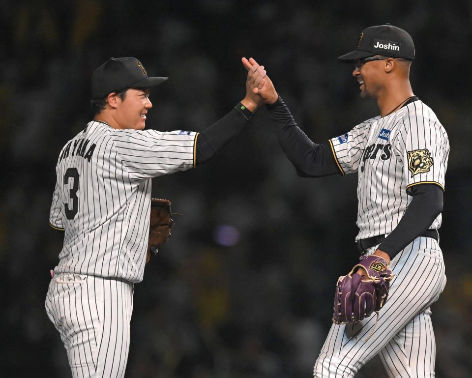 　デュプランティエ（右）と勝利のハイタッチを交わす大山（撮影・飯室逸平）