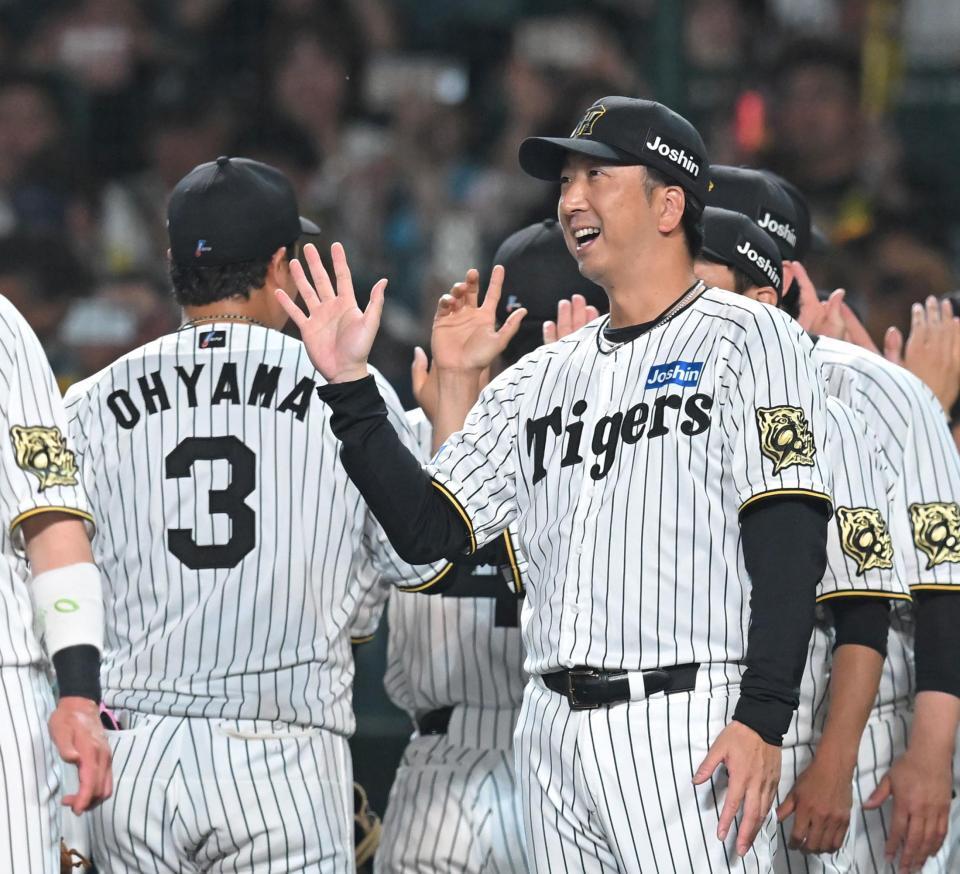 　笑顔でナインを迎える藤川監督（撮影・飯室逸平）