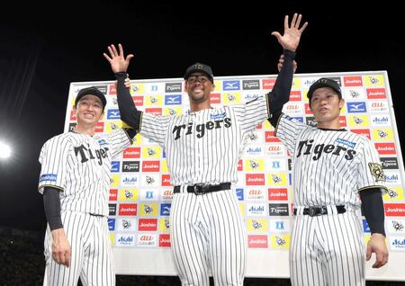 阪神・デュプランティエ“宝物”に刻まれる日本語　記念球に三石国際スカウトの字