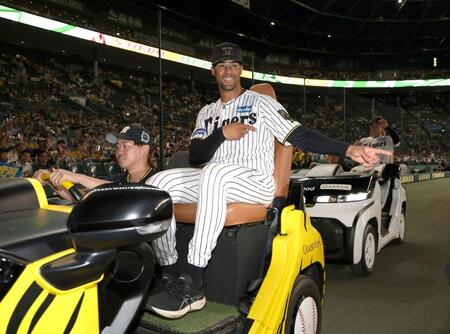 　来日初完封勝利を挙げ、ポーズをとるデュプランティエ（撮影・北村雅宏）