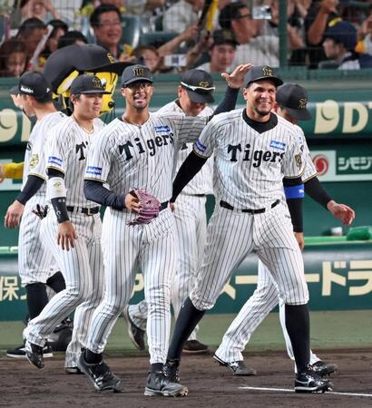 　完封勝利を飾りヘルナンデス（右）と喜び合うデュプランティエ（撮影・立川洋一郎）