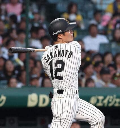 　４回、中前打を放つ坂本（撮影・北村雅宏）