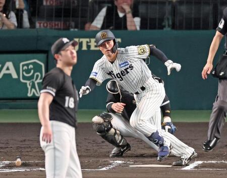 　６回、レフトオーバーの二塁打を放つ坂本（撮影・立川洋一郎）