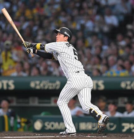 　４回、先制犠飛を放つ近本（撮影・飯室逸平）