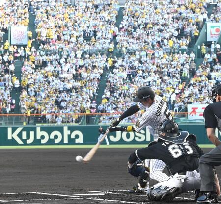 　１回、内野安打を放つ近本（撮影・飯室逸平）