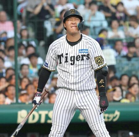 　１回、チャンスで見逃し三振に倒れ悔しがる大山（撮影・北村雅宏）