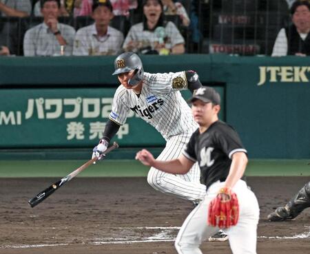 　７回、中前へ適時打を放つ大山（撮影・立川洋一郎）