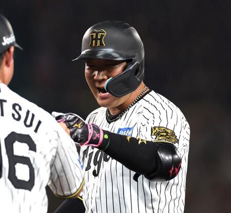 　７回、適時打を放った大山（右）は筒井コーチとグータッチを交わす（撮影・北村雅宏）