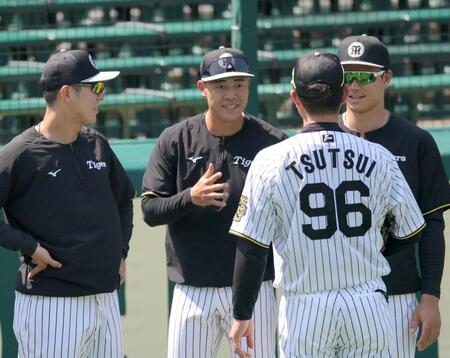 １軍に合流し、筒井壮コーチ（９６）の話を聞く佐野（中央）＝撮影・北村雅宏