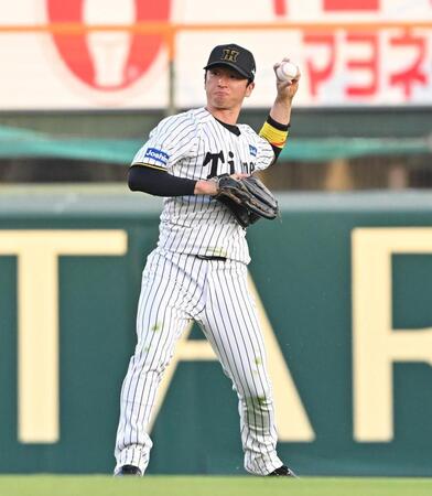 　２回、海野の打球を好捕し、二塁へ返球し併殺にする近本（撮影・西田忠信）