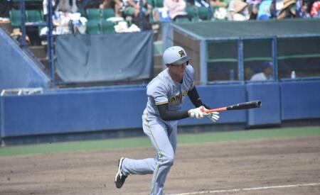 　中前に適時打を放つ山田