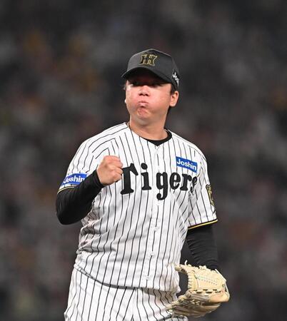 　８回、ダウンズを二ゴロに仕留めガッツポーズの村上（撮影・西田忠信）