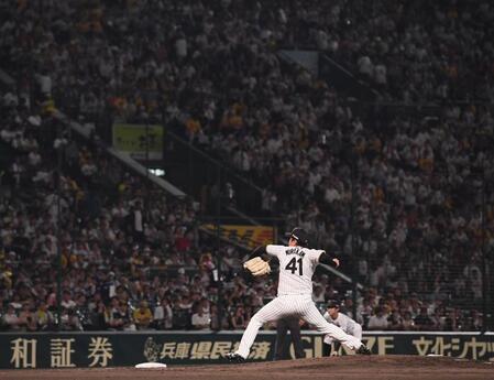 　力投する先発の村上（撮影・西田忠信）