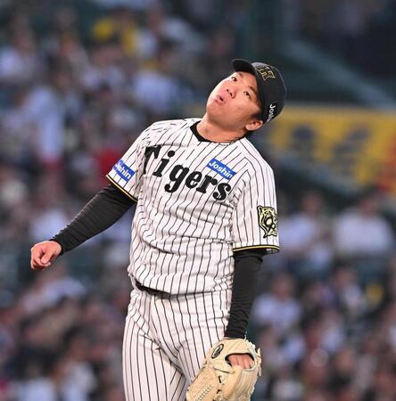 　４回、野村に二塁打を許した村上（撮影・西田忠信）