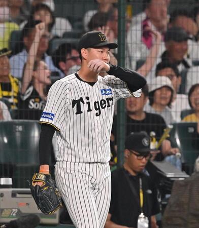 　１０回、代打の石塚に勝ち越しの二塁打を許した及川（撮影・西田忠信）