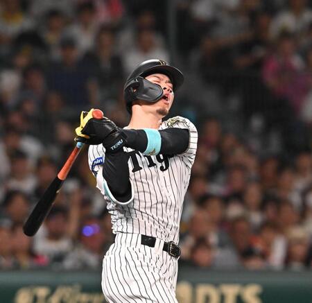 　１０回、空振り三振に倒れる佐藤輝（撮影・西田忠信）