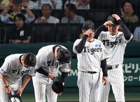 　ソフトバンクに敗れ、肩を落とす藤川監督（右）＝撮影・北村雅宏