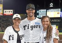 　家族と記念撮影をするデュプランティエ（撮影・北村雅宏）