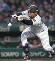 　４回、送りバントを決めるデュプランティエ（撮影・飯室逸平）