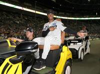 　来日初完封勝利を挙げ、ポーズをとるデュプランティエ（撮影・北村雅宏）