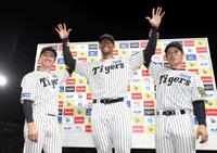 　お立ち台でポーズを決める（左から）近本、デュプランティエ、坂本（撮影・北村雅宏）