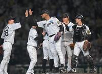 　来日初完封で３勝目を挙げ、ナインとハイタッチを交わすデュプランティエ（中央）＝撮影・飯室逸平