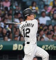 　４回、中前打を放つ坂本（撮影・北村雅宏）