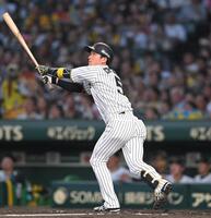 　４回、先制犠飛を放つ近本（撮影・飯室逸平）