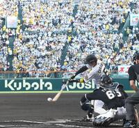 　１回、内野安打を放つ近本（撮影・飯室逸平）