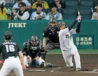 　３回、空振り三振に倒れる大山（撮影・立川洋一郎）