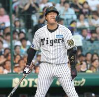 　１回、チャンスで見逃し三振に倒れ悔しがる大山（撮影・北村雅宏）