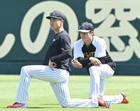 　１軍に合流した佐野（左）＝撮影・西田忠信