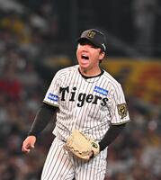 　７回、海野を三振に仕留め、ほえる村上（撮影・西田忠信）