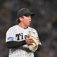 　８回、ダウンズを二ゴロに締めグラブをたたく村上（撮影・西田忠信）