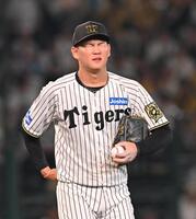 　１０回、周東に四球を与えた及川（撮影・西田忠信）