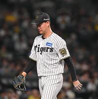 　１０回に勝ち越しを許し、ベンチに戻る及川（撮影・西田忠信）