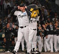 　勝利を喜ぶソフトバンクナインを背に、足早に引き揚げる藤川監督（撮影・西田忠信）