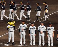 　ソフトバンクに敗れ、整列しあいさつする藤川監督ら阪神ナイン（撮影・山口登）