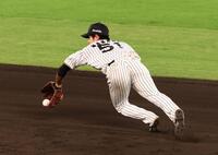 　１０回、中野は嶺井の打球を好捕し一塁アウトにする（撮影・山口登）