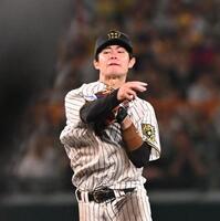 　１０回、代打嶺井の二ゴロで好守備を見せる中野（撮影・西田忠信）