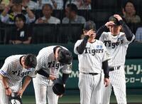 　ソフトバンクに敗れ、肩を落とす藤川監督（右）＝撮影・北村雅宏