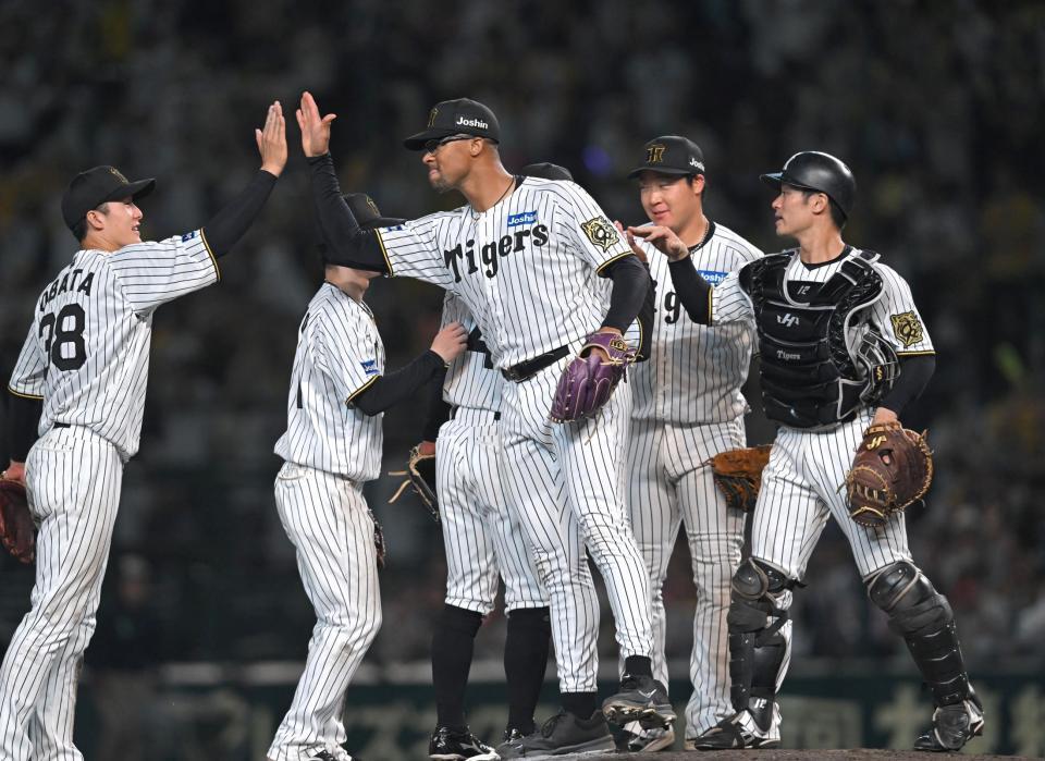 　来日初完封で３勝目を挙げ、ナインとハイタッチを交わすデュプランティエ（中央）＝撮影・飯室逸平