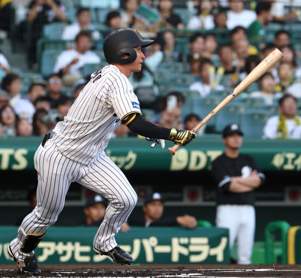 　１回、ゴロを放ち内野安打をもぎ取る近本（撮影・北村雅宏）