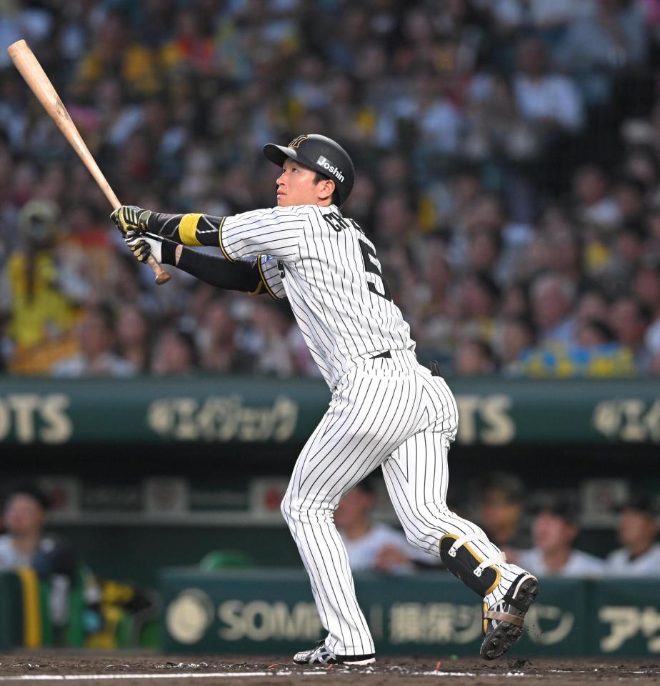 　４回、先制犠飛を放つ近本（撮影・飯室逸平）