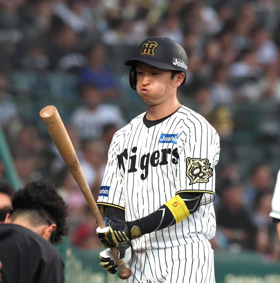 　４回、先制の犠飛を放った近本はベンチ前で一息つく（撮影・北村雅宏）